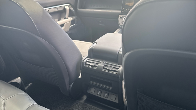 Land Rover Defender 3.0 D250 X-Dynamic HSE 90 3dr Auto Diesel Estate - Image 18